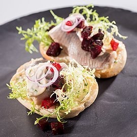 Matias sandwich - бутерброд з оселедцем і салатом з буряка Matias sandwich - бутерброд з оселедцем і салатом з буряка