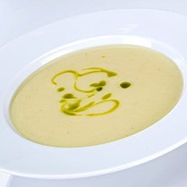 Білий овочевий крем-суп з оливковою олією з ароматом петрушки (без глютену)