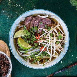 В'єтнамський суп фо з рисовою локшиною та яловичиною