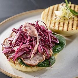 Дріжджова пампушка з качкою, червоною капустою і соусом з журавлини Дріжджова пампушка з качкою, червоною капустою і соусом з журавлини