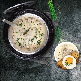 Журек із фрикадельками, грінками з житнього хліба, яєчнею і зеленою цибулею Журек із фрикадельками, грінками з житнього хліба, яєчнею і зеленою цибулею