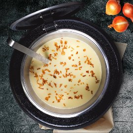 Крем-суп із селери і картоплі з додаванням кокосового молока та олії з коріандру