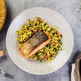 Ліванський салат табуле з обсмаженим на грилі лососем