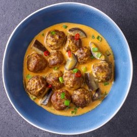 М'ясні фрикадельки в червоному соусі карі з баклажанами