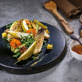 Салат з цикорієм-гриль, грушою та волоськими горіхами в медово-гірчичному соусі Салат з цикорієм-гриль, грушою та волоськими горіхами в медово-гірчичному соусі