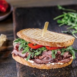 Сандвіч із пастромою з руколою та перцем, обсмаженим на грилі