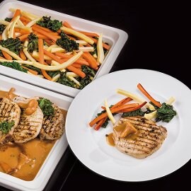 Свиняча відбивна на грилі з перцевим соусом і лисичками