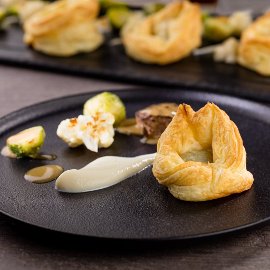 Свинячі щічки у французькому тісті