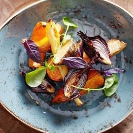 Сезонний салат із запеченими овочами з легкою заправкою