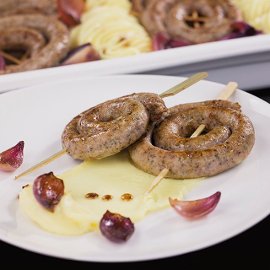 Смажені ковбаски з картопляним пюре і червоною цибулею