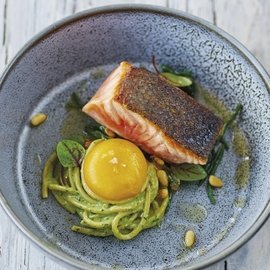 Спагетті з соусом песто і лососем