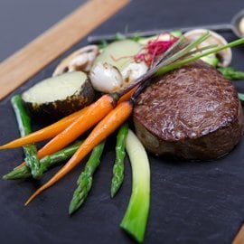 Стейк з яловичого філе з соусом Беарнез та овочами Стейк з яловичого філе з соусом Беарнез та овочами