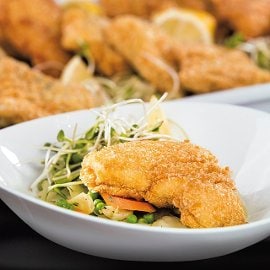 Судак в картопляній паніровці на солодкій капусті із зеленим горошком і морквою