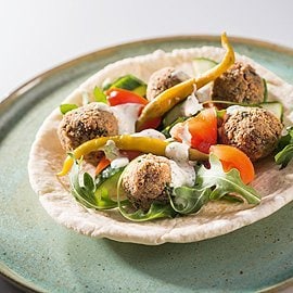 Фалафель у піті з часниковим соусом