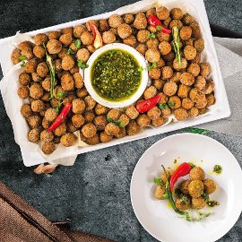 Хрусткий фалафель із цвітної капусти з соусом чимічуррі Хрусткий фалафель із цвітної капусти з соусом чимічуррі