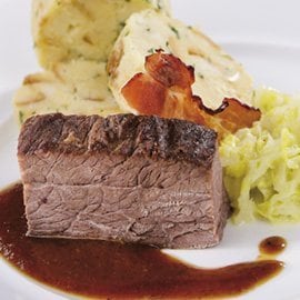 Яловича шия у власному соку з кнедлями, капустою і хрустким беконом Яловича шия у власному соку з кнедлями, капустою і хрустким беконом